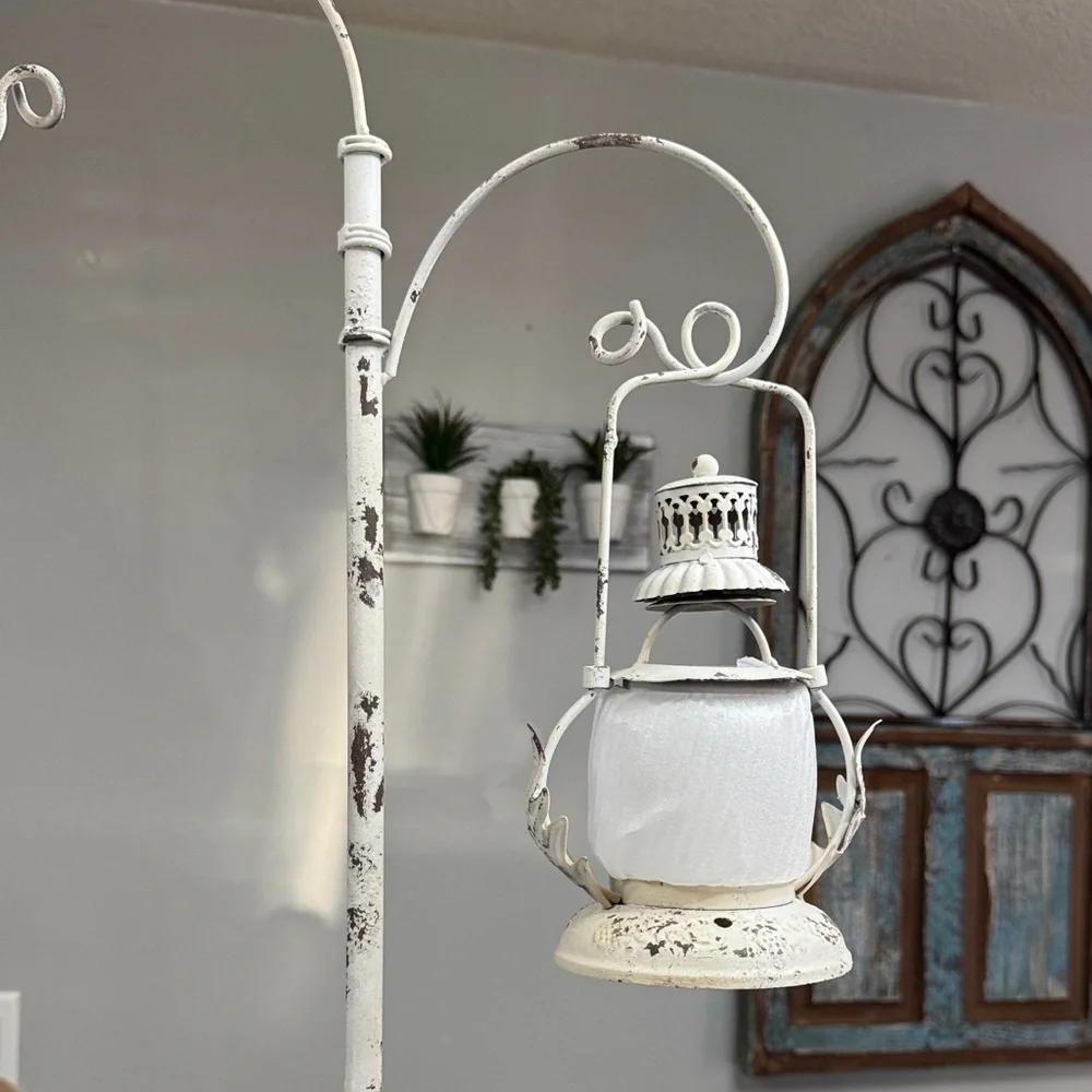 Distressed Lantern Stand with lanterns NEW